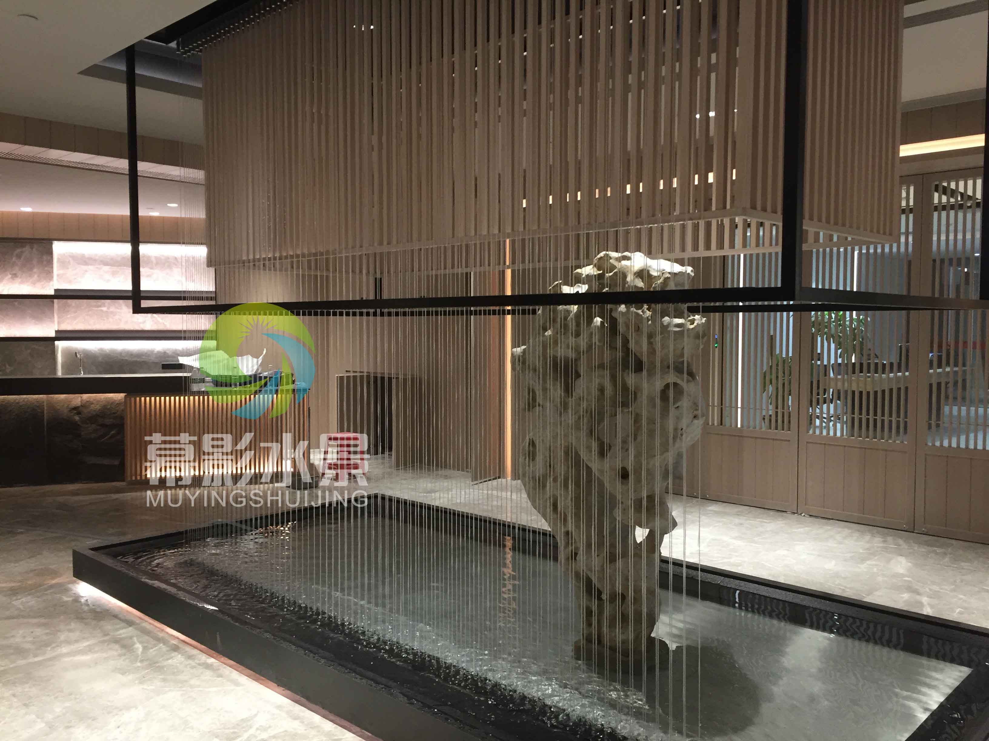 光纤水帘在酒店中庭中央位置,水景设计幕影水景全程参与,简约大方的