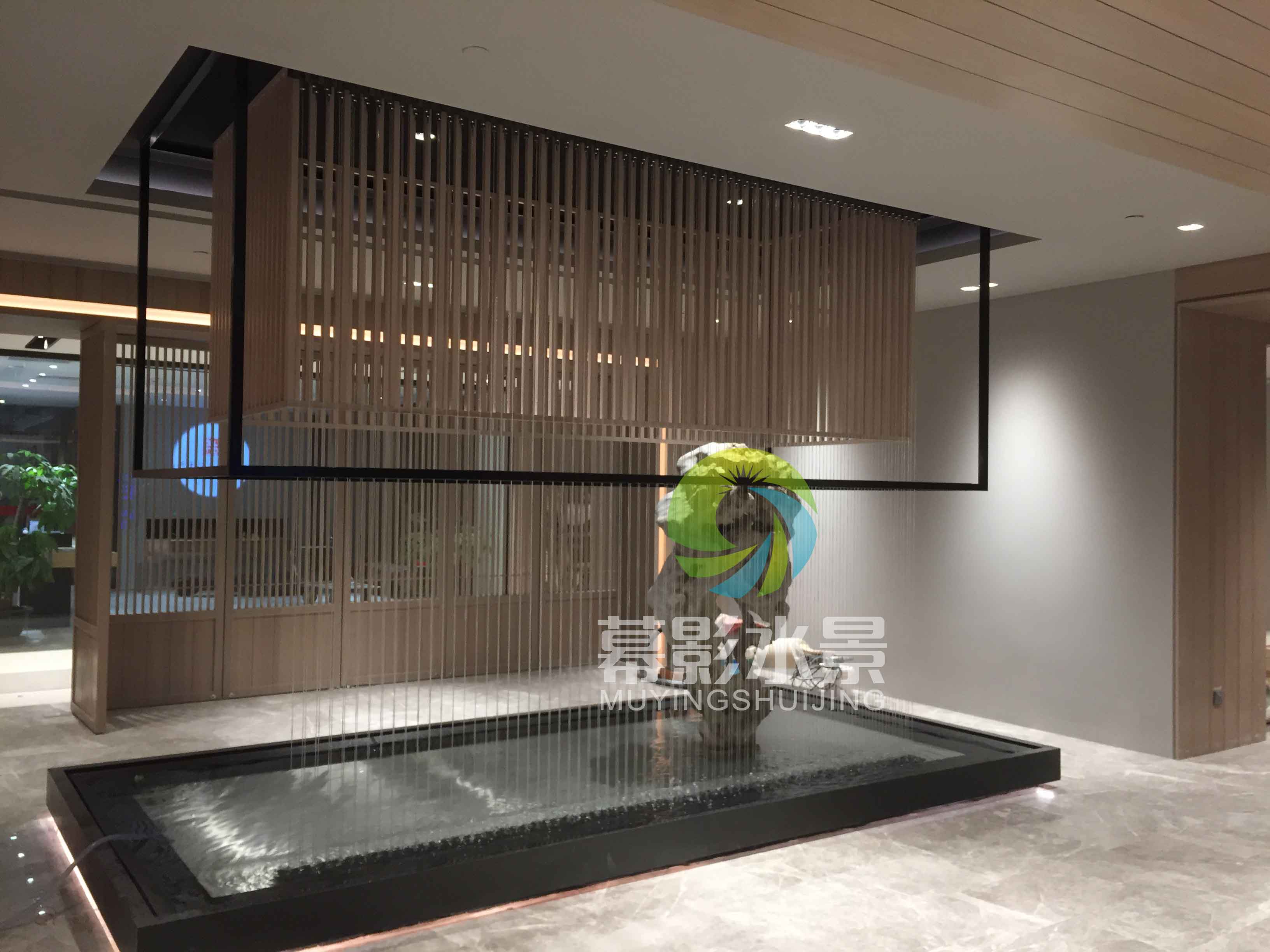 光纤水帘在酒店中庭中央位置,水景设计幕影水景全程参与,简约大方的